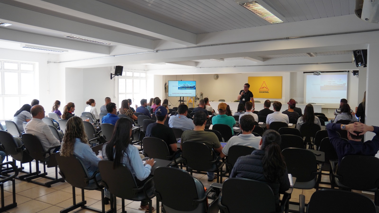 Cocatrel realiza programa de formação cooperativista