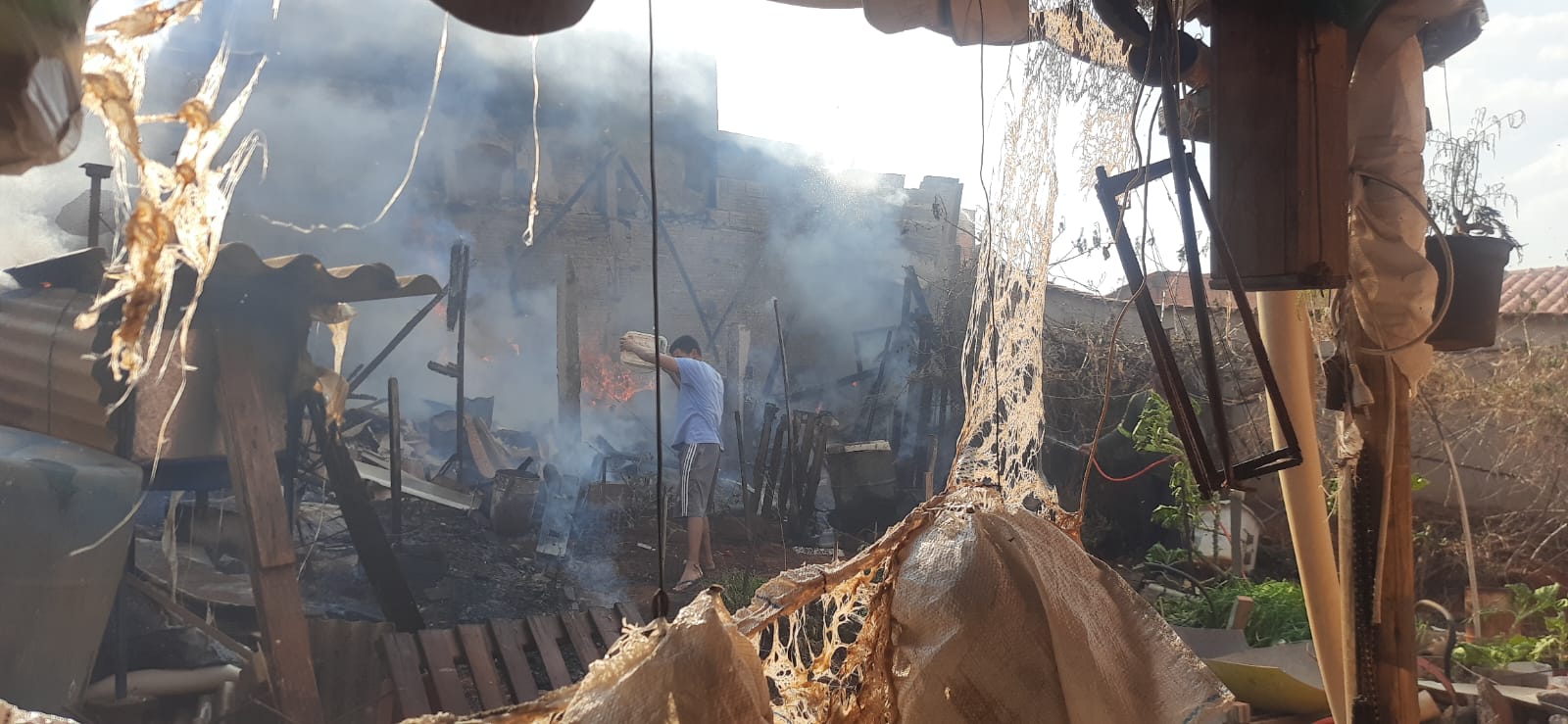Cômodo que armazenava recicláveis pega fogo no Santa Edwirges