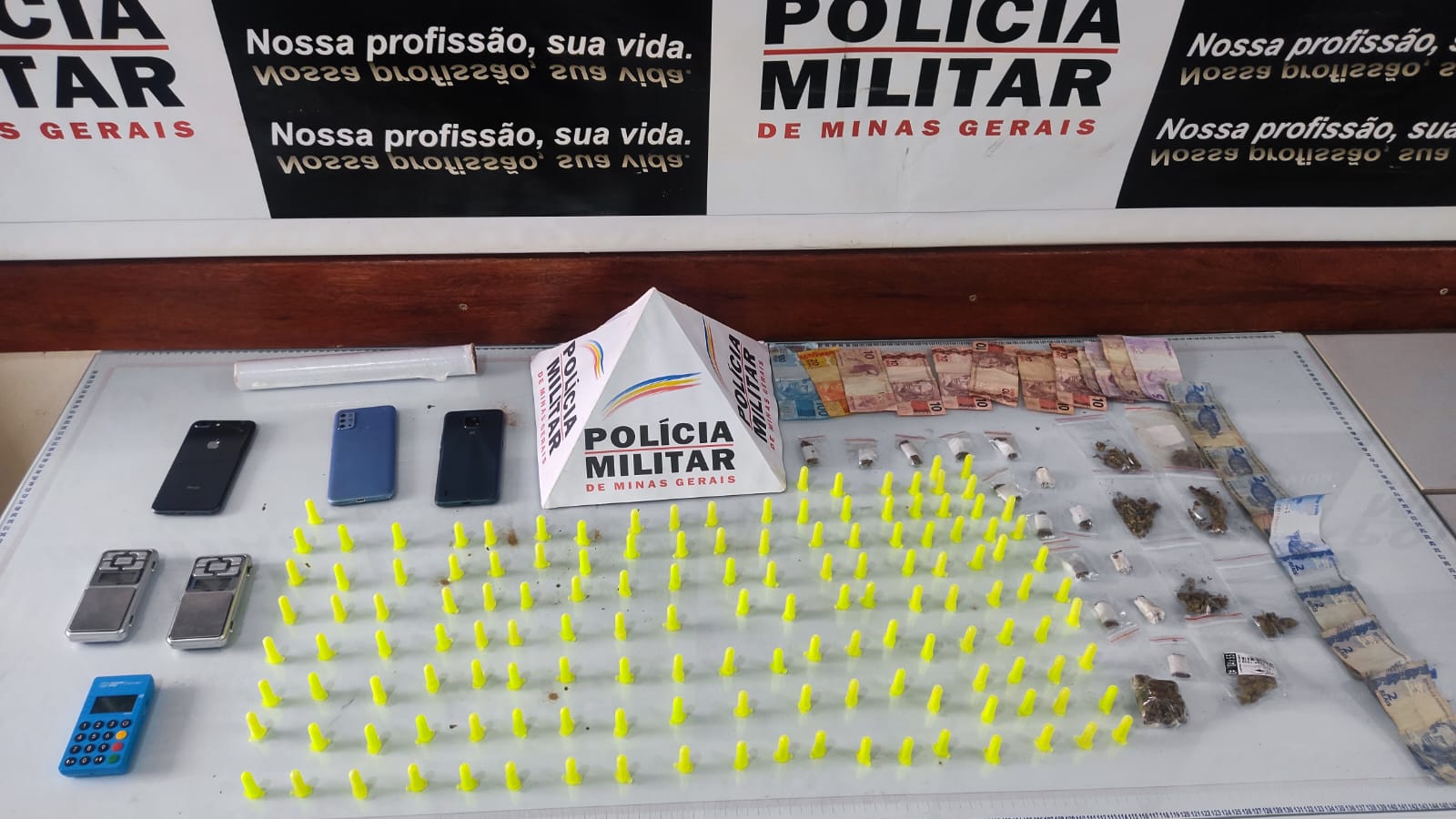 Grande quantidade de drogas é apreendida em “salão” que funcionava como biqueira no bairro São Judas Tadeu
