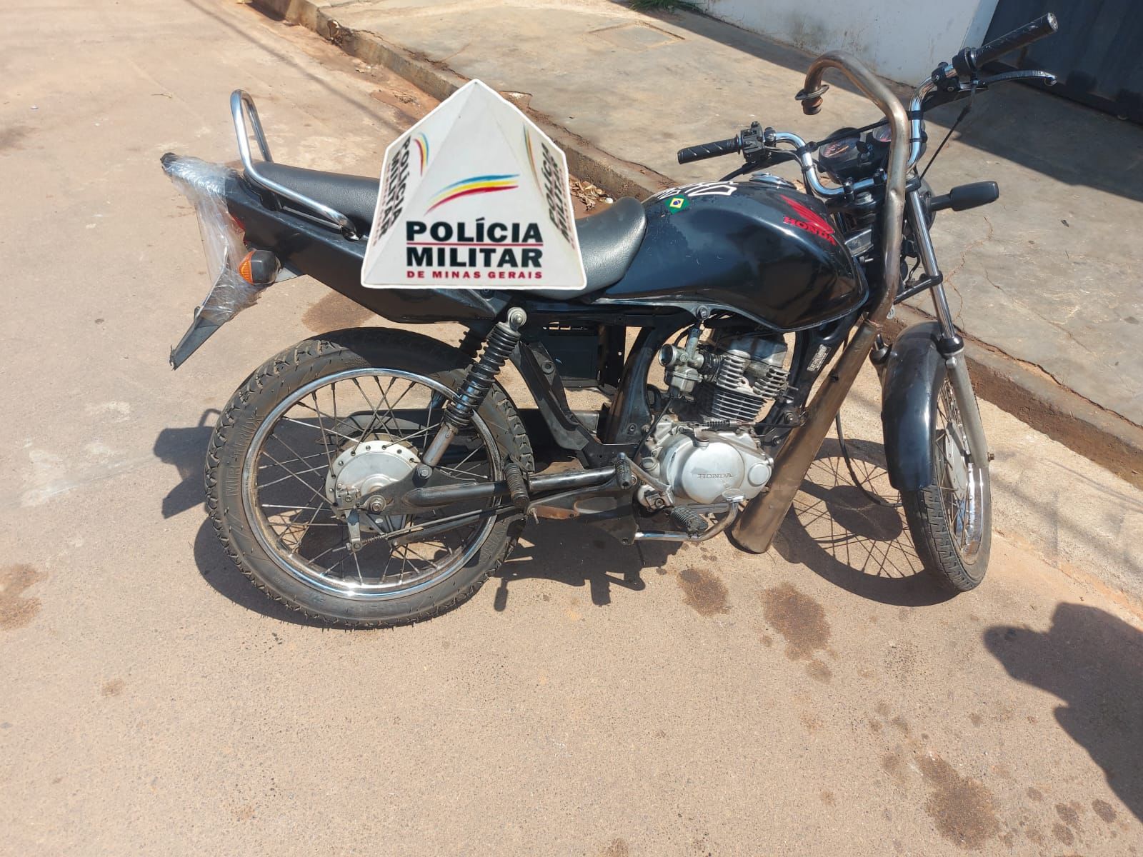 Jovem é preso ao ser flagrado desmontando motocicleta furtada em oficina no Santa Tereza