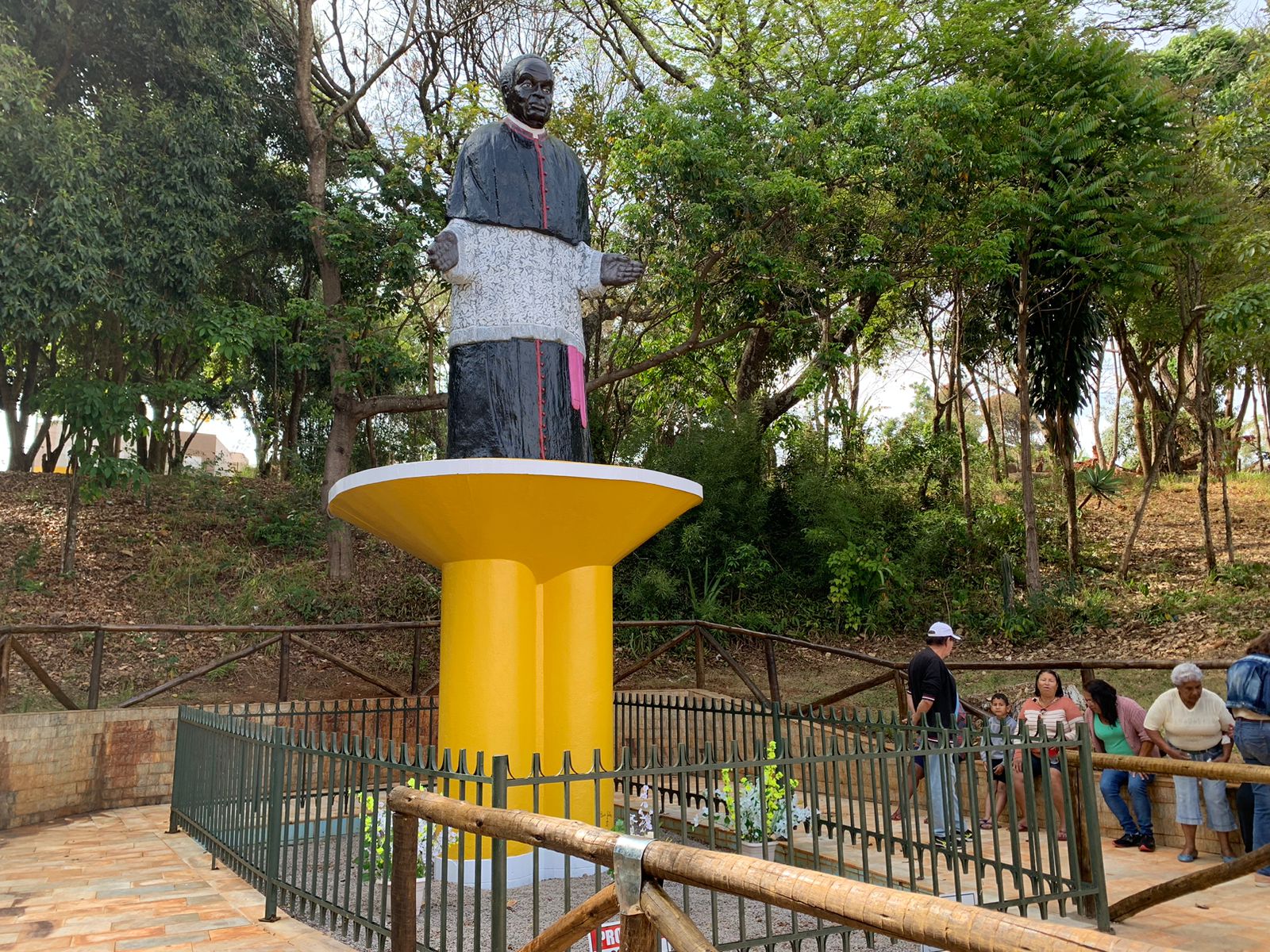 Restauração da imagem de Padre Victor remete a memória viva do sacerdote no Parque da Mina