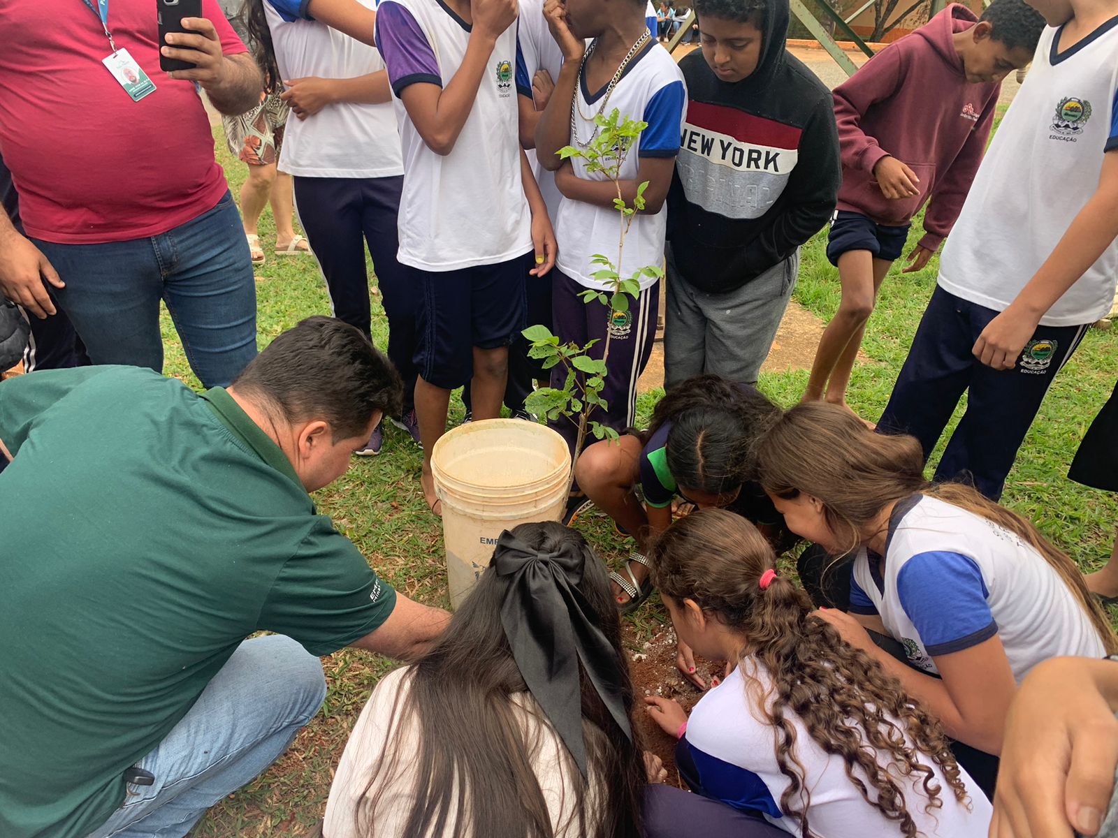 Dia da Árvore: Escola Agrícola comemora fazendo plantio