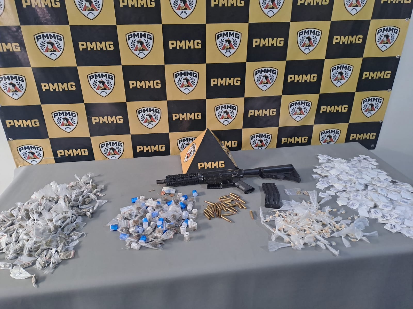 PM dá de cara com homem armado com fuzil em Campo Belo