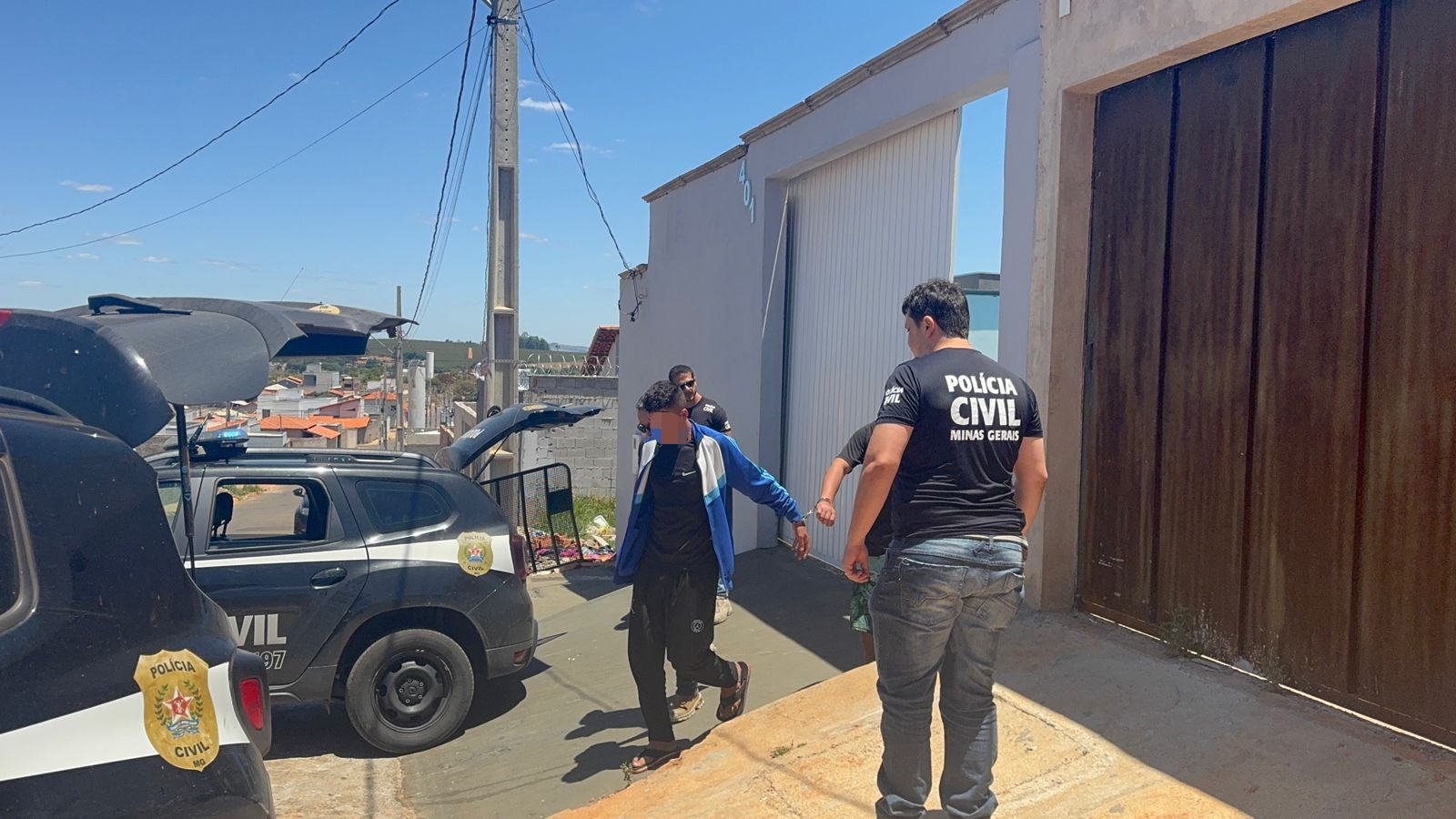 Polícia Civil surpreende grupo que embalava drogas e preparava churrasco em casa de piscina