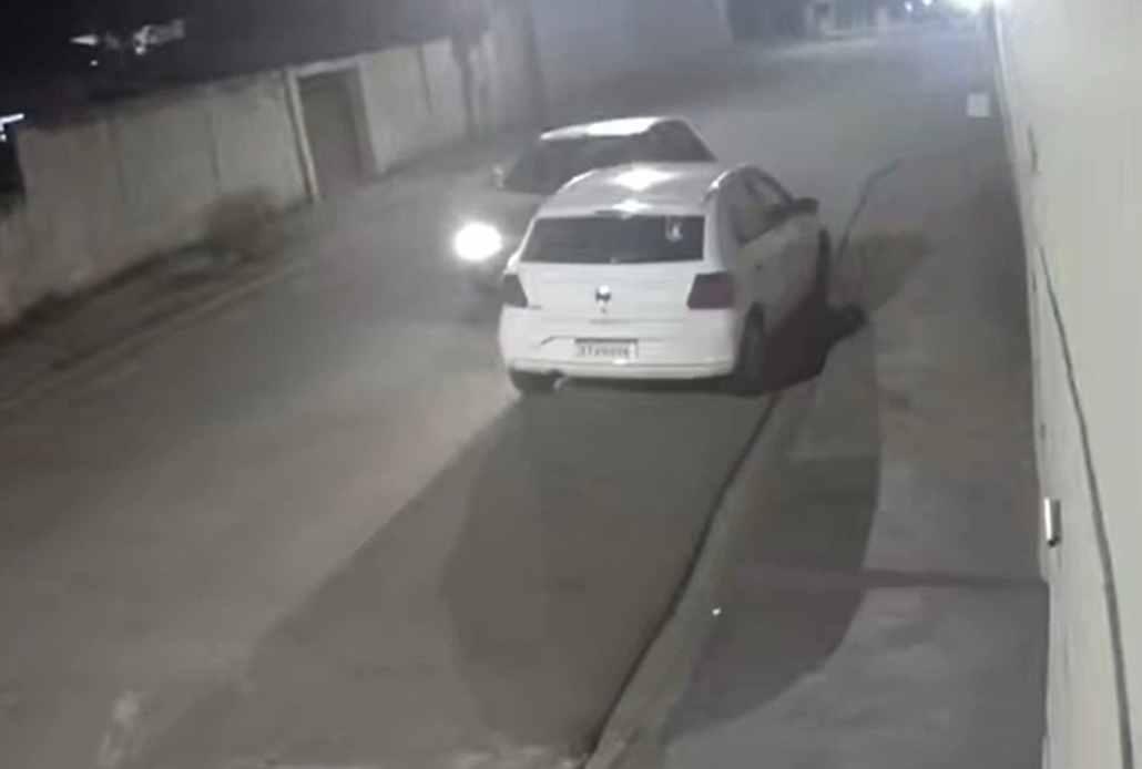 Motorista bate o carro em veículo estacionado no Aristides Vieira e foge