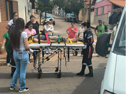 Ciclista bate em carro em frente ao Ginásio Delvo Corrêa