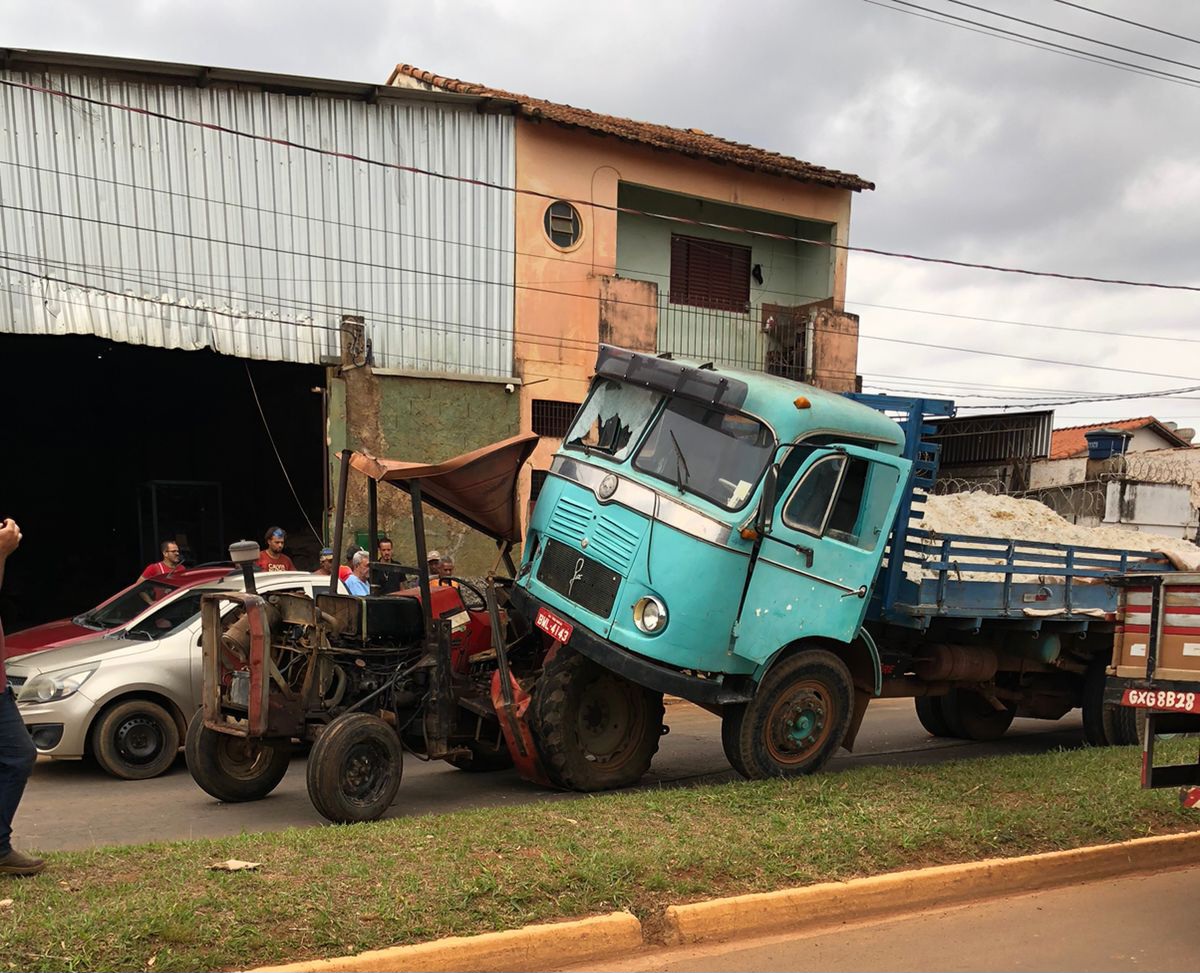 Caminhão para em cima de trator em acidente na Barão da Boa Esperança