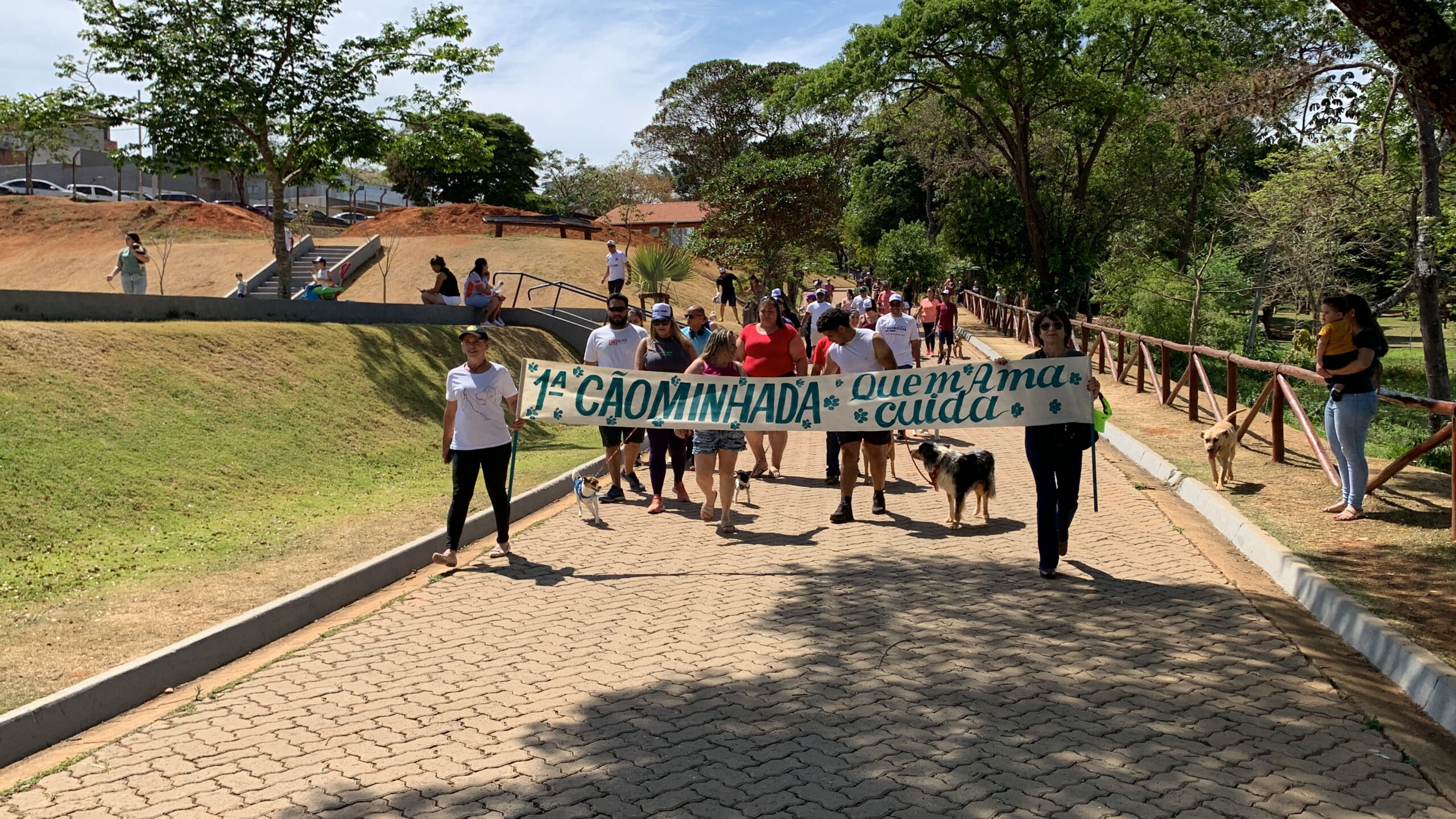 1ª Cãominhada reúne comunidade, ONGs e defensores em evento inédito de conscientização animal no Vale do Sol