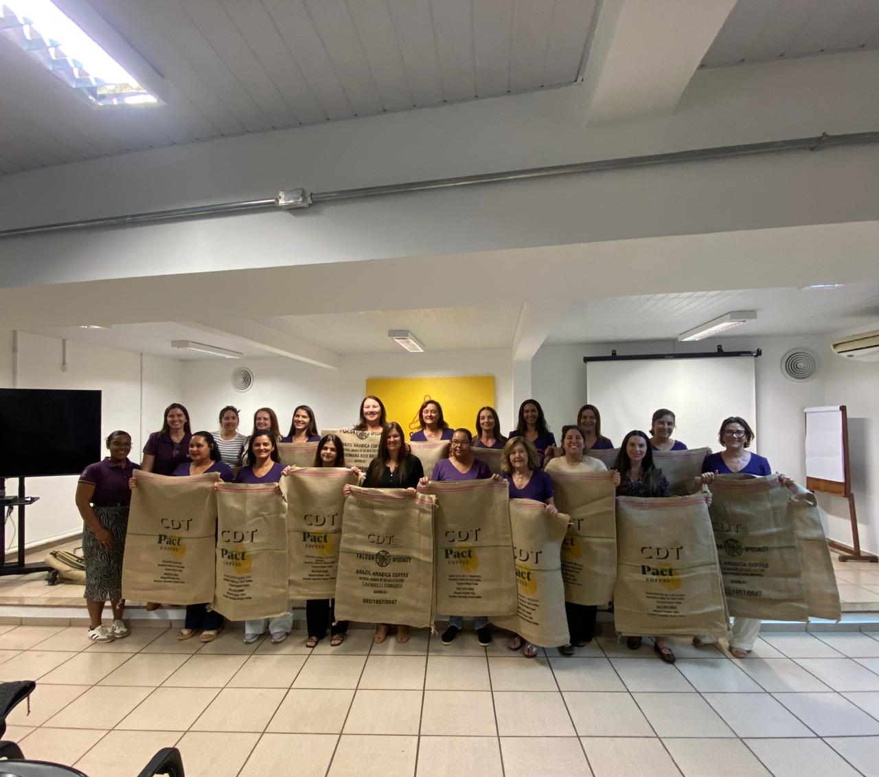 Cocatrel realiza entrega de sacarias personalizadas às cooperadas integrantes do Projeto Cafeína