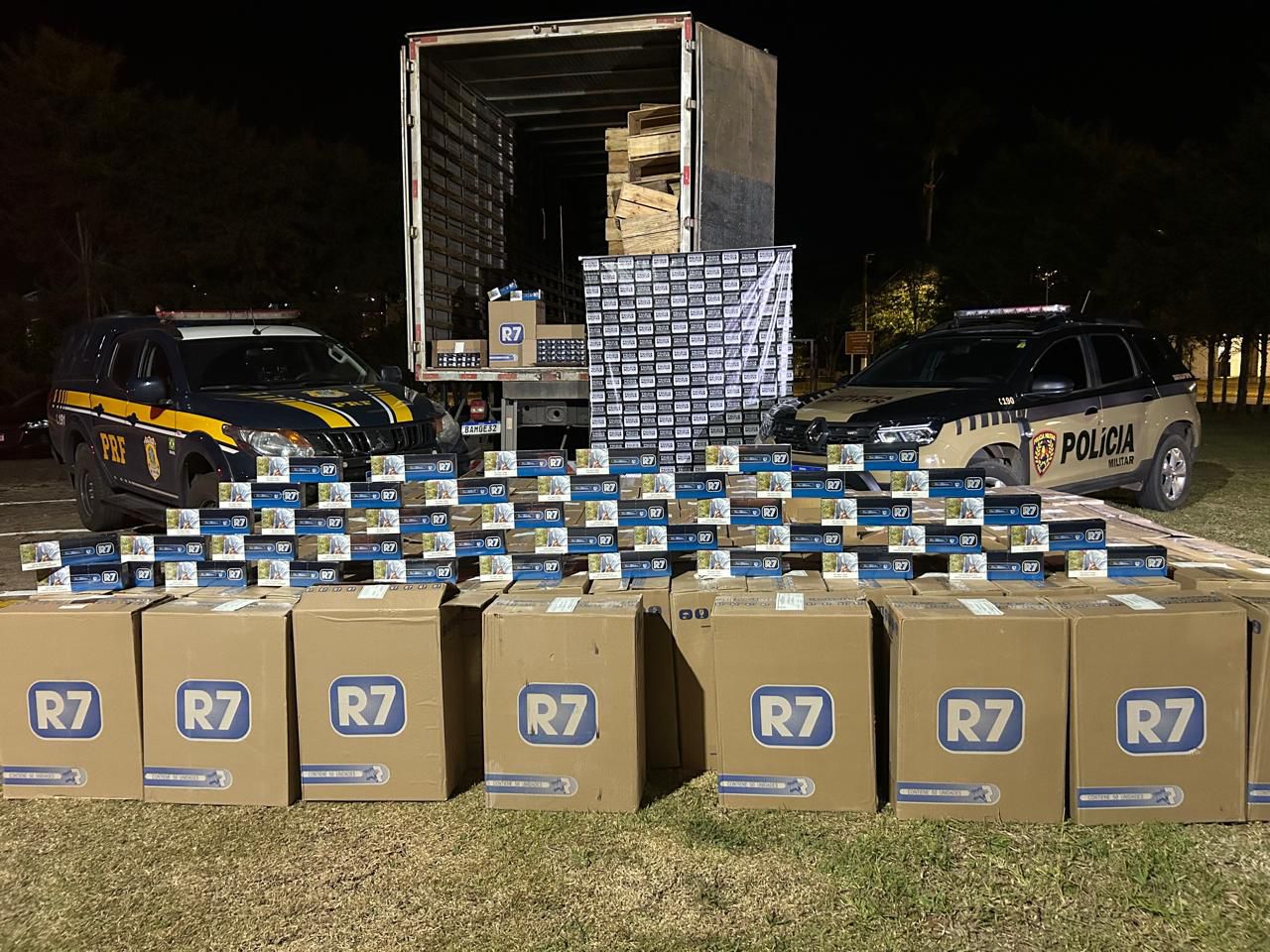 Polícia Militar e PRF apreendem 75 mil maços de cigarros contrabandeados em Coqueiral