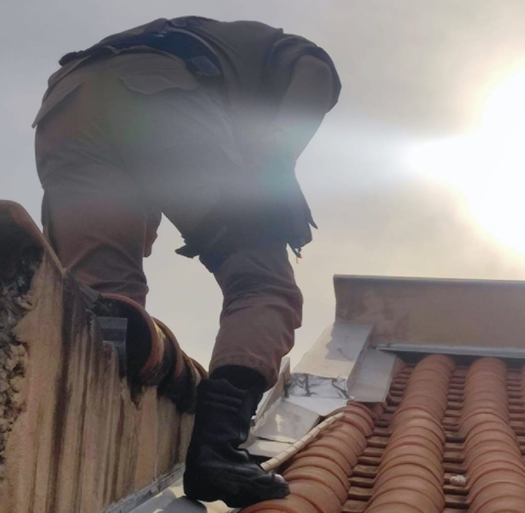 PM apreende drogas que suspeito jogou no telhado de casa no bairro Padre Vitor