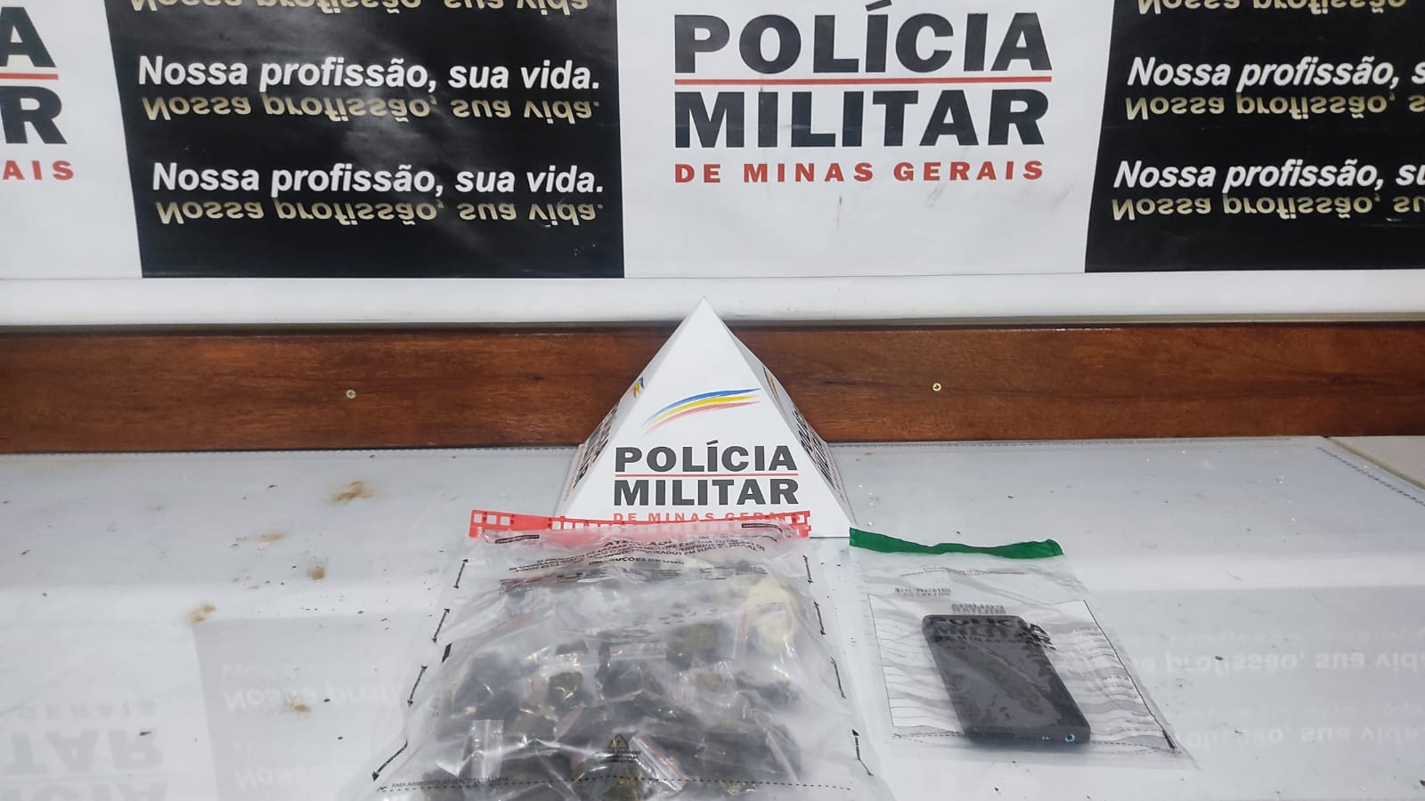 PM encontra droga dispensada por suspeito enquanto fugia dos policiais