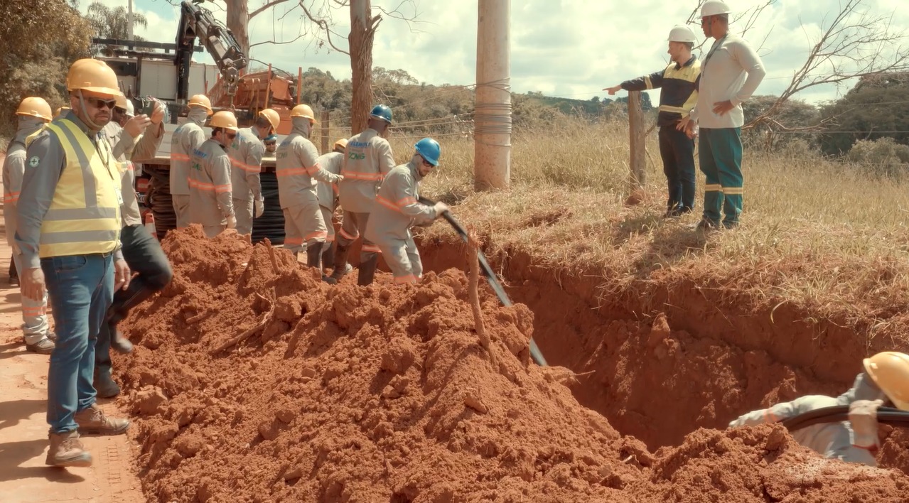 Zona rural de Três Pontas recebe cabo subterrâneo de energia elétrica