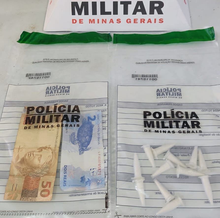 Rapaz dispensa droga enquanto fugia da PM, mas acaba preso por tráfico