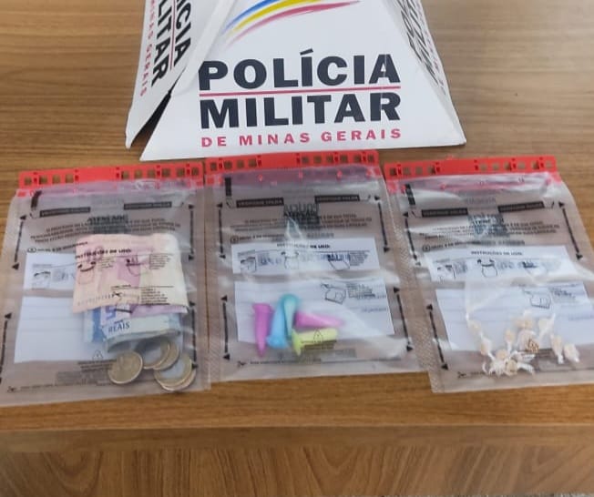 PM apreende drogas escondida na areia em imóvel em construção