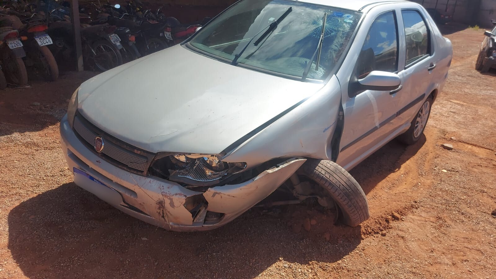 Carro é abandonado após acidente na MG-167, em Santana da Vargem