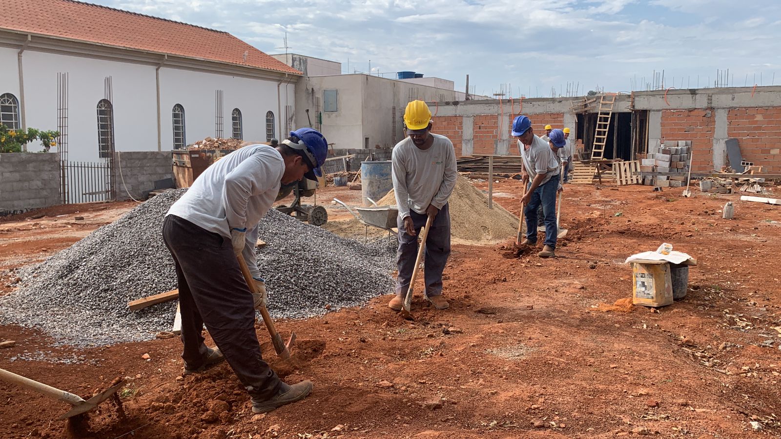 Falta de mão de obra preocupa setor da construção civil em Três Pontas