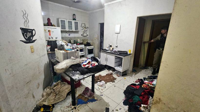 Pouso Alegre: Gêmeos de 3 anos são resgatados sozinhos em meio a lixo, ratos e fezes em apartamento