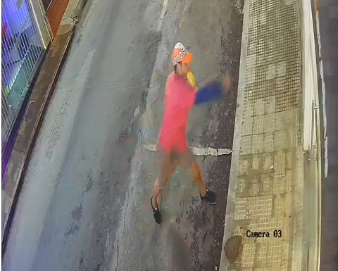 Homem tenta quebrar vidro de loja no Centro