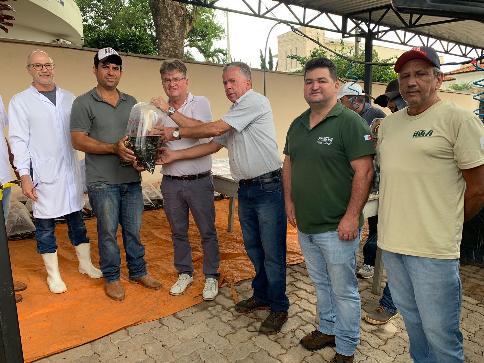 Prefeitura de Três Pontas beneficia 22 produtores rurais com entrega de 55 mil alevinos