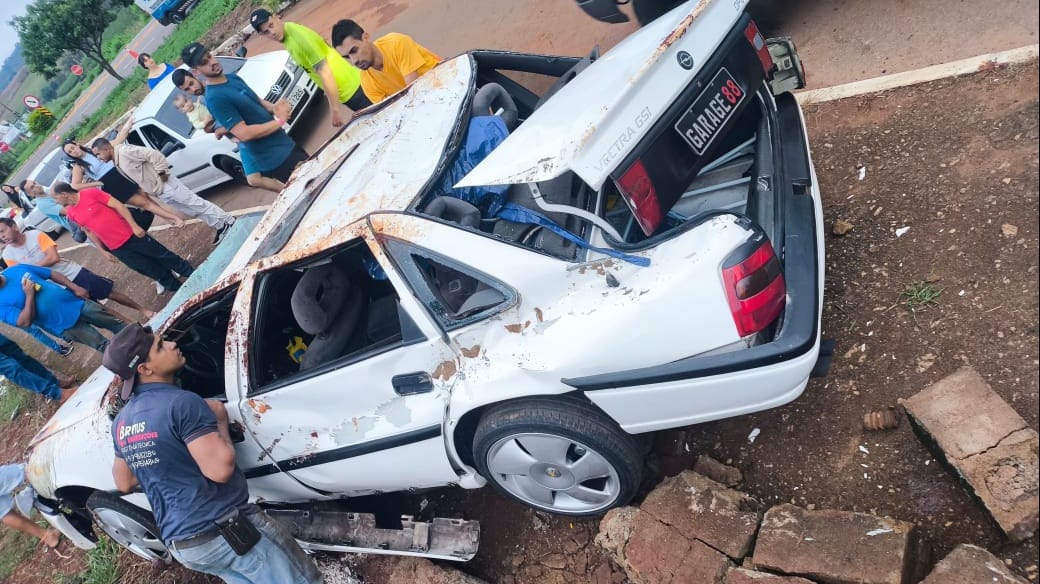 Motorista capota carro após a pista do Aeroporto Municipal