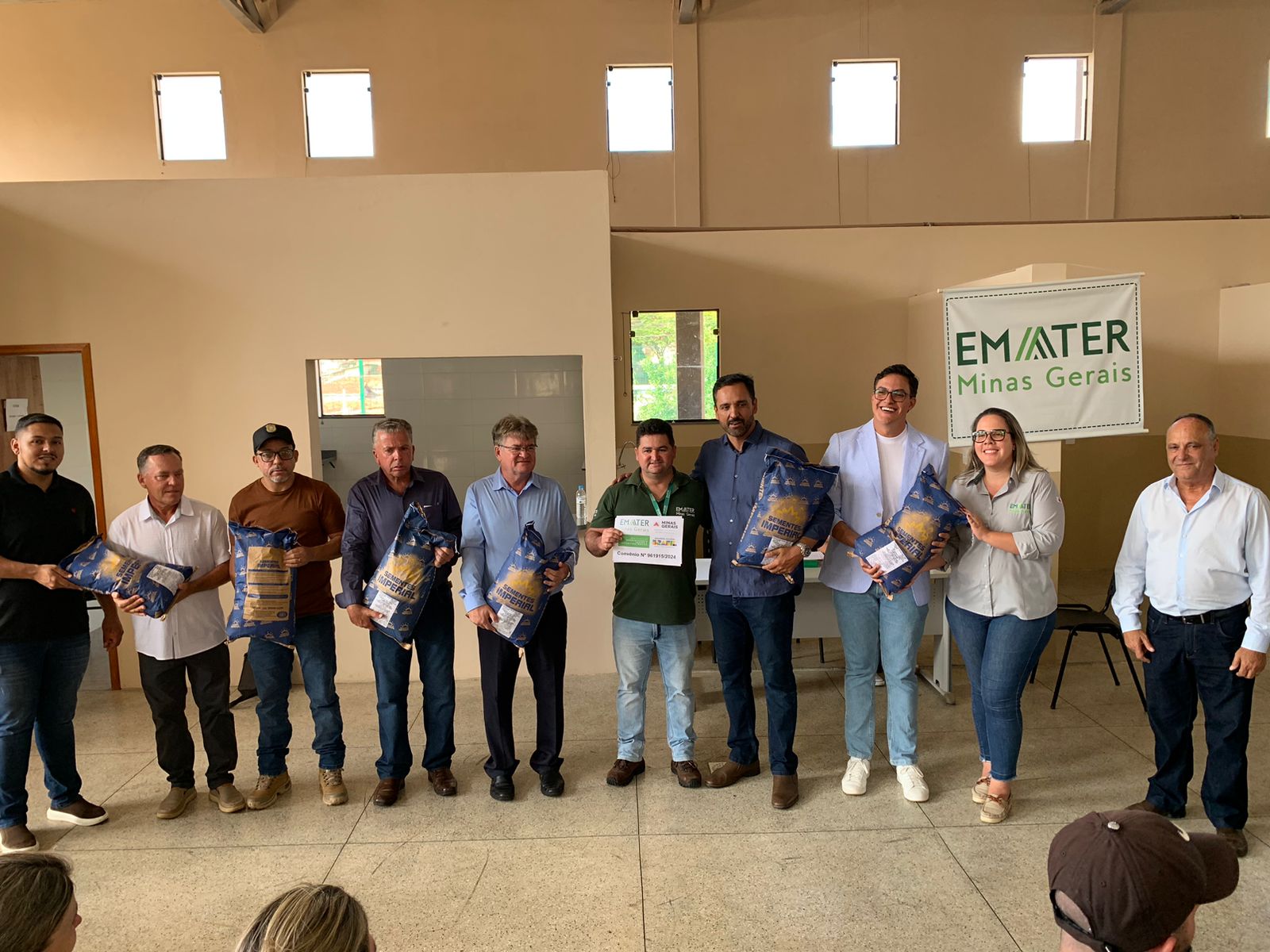 Deputado Diego Andrade entrega sementes de milho a produtores e repassa recursos à APAE e Vila Vicentina