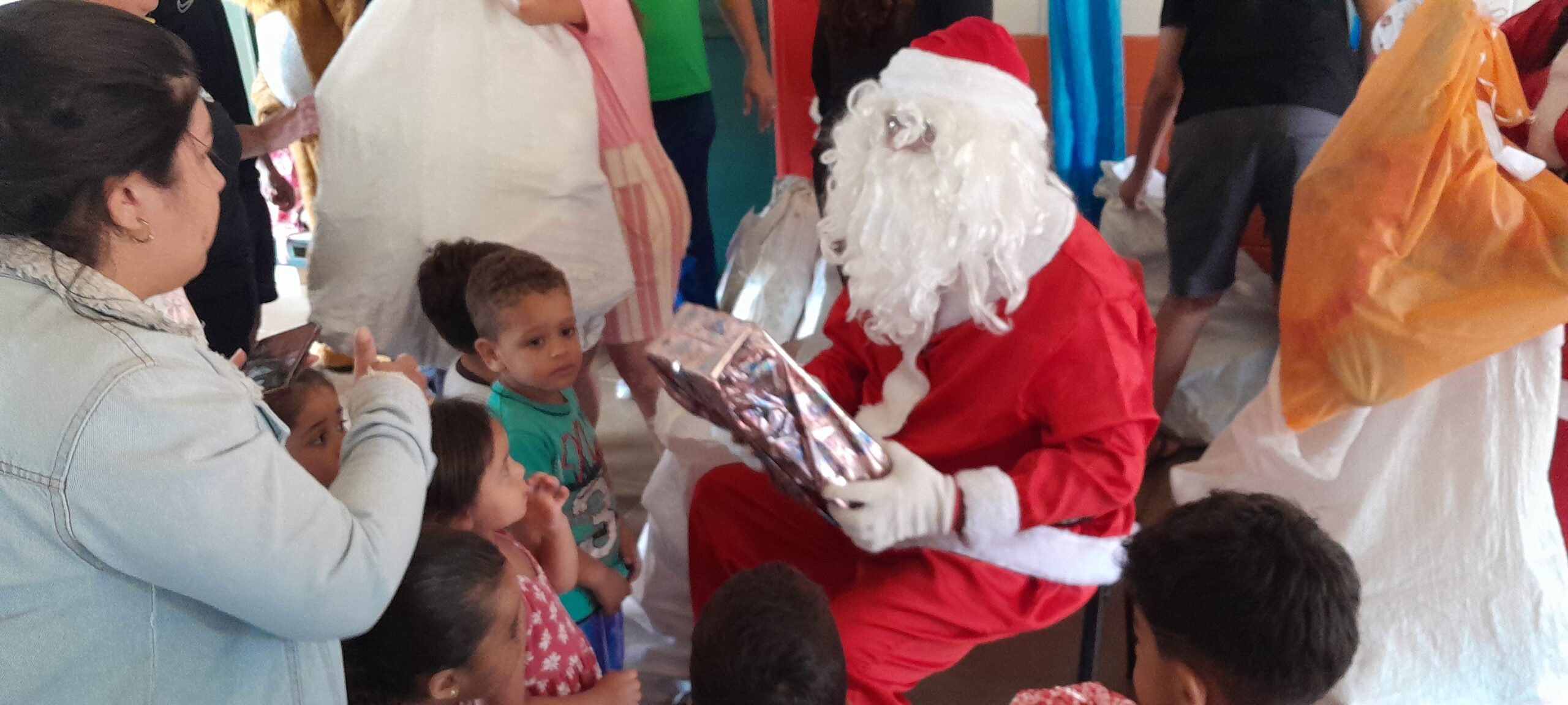 Ainda faltam padrinhos e madrinhas para a campanha Papai Noel dos Correios