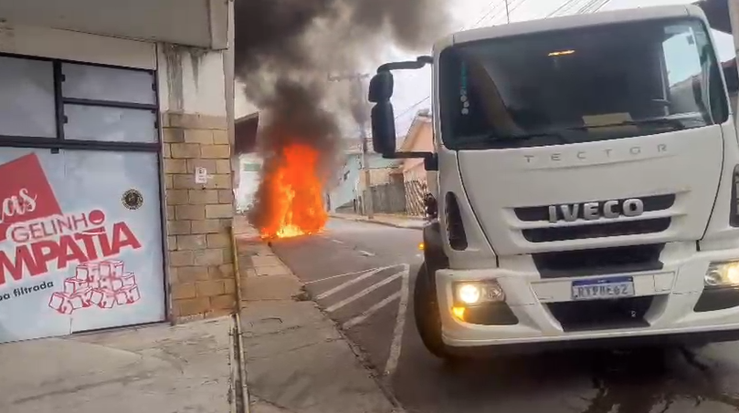 Veículo pega no fogo no Centro