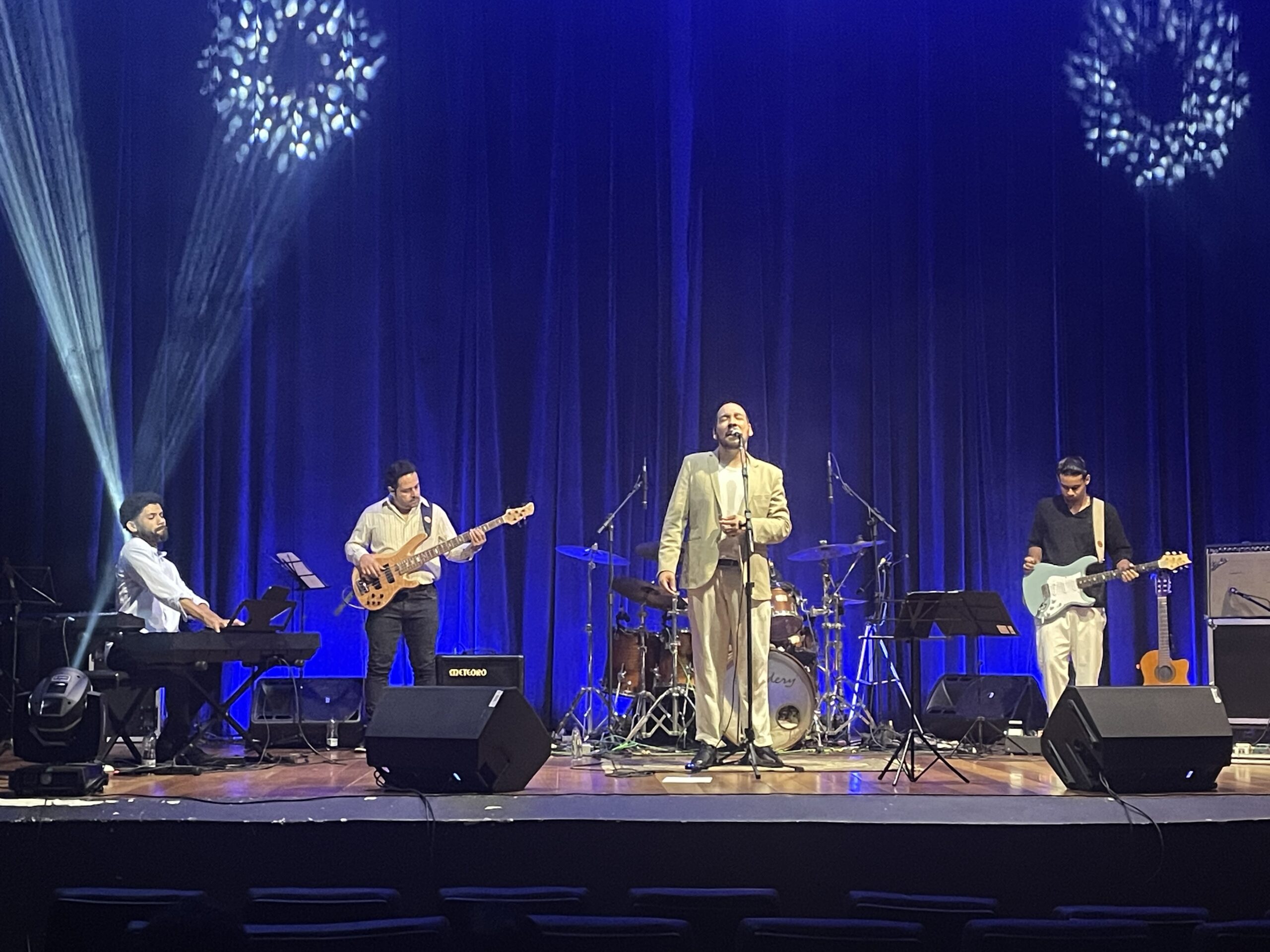David Mour leva emoção e identidade mineira ao palco em tributo a Milton Nascimento