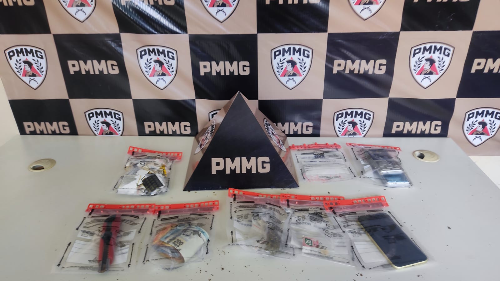 Jovem que vendia droga na porta de casa é preso no Residencial Santa Edwirges