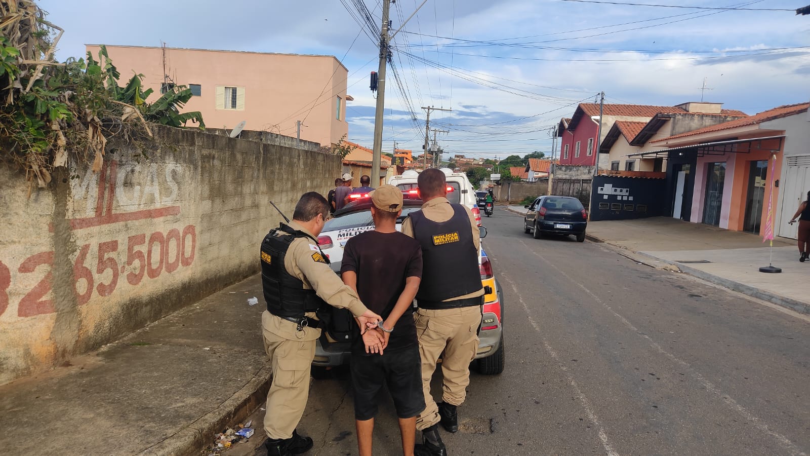 PM fecha biqueira que vendia maconha, crack e cocaína e prende jovem no Santa Edwirges