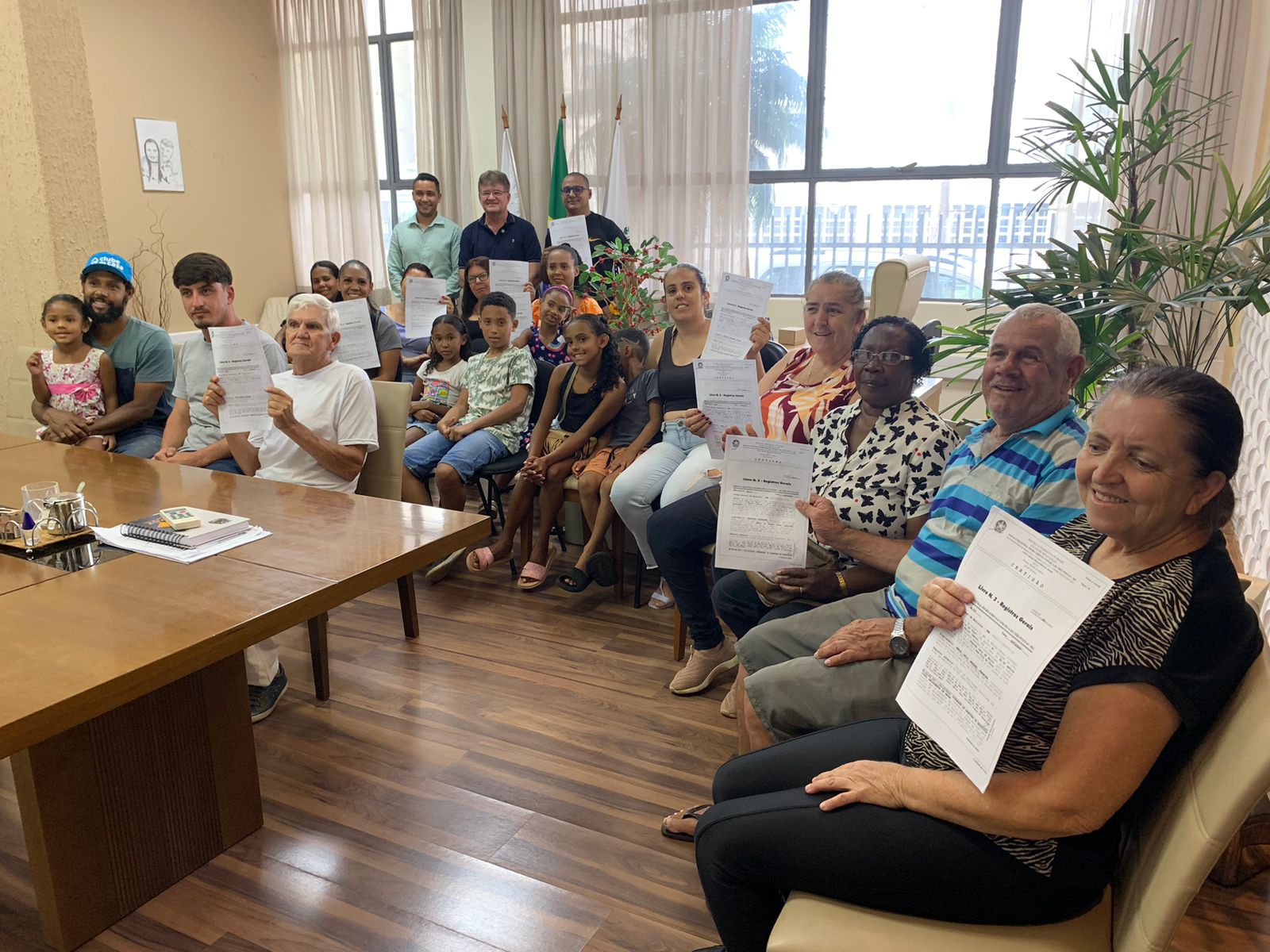 Prefeitura entrega escrituras às famílias da “Vila do Toco”