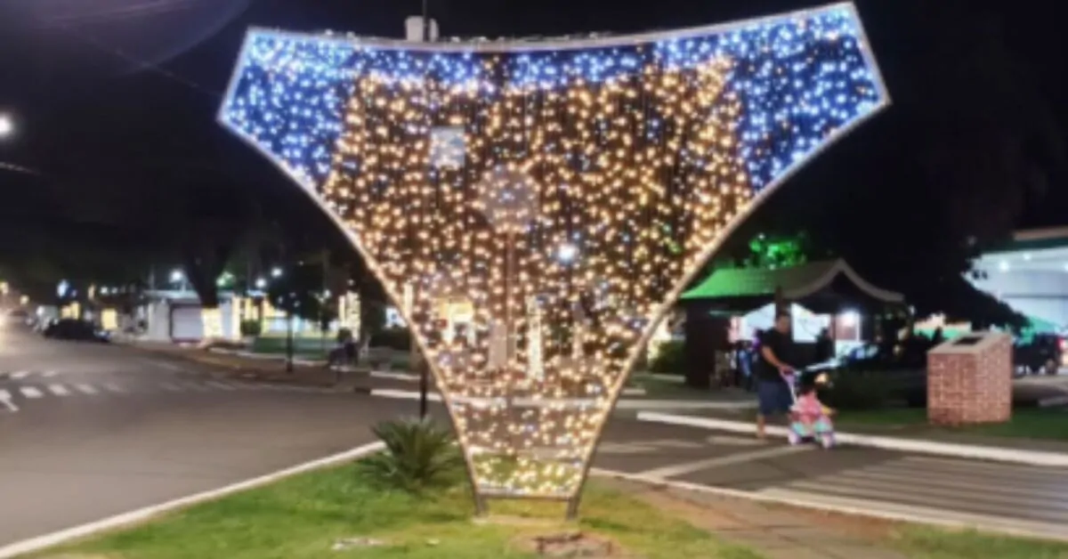 Cidade ganha “calcinha iluminada gigante” como decoração de Natal
