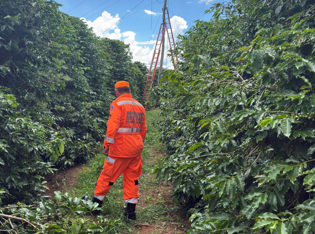 Técnico de internet morre eletrocutado na zona rural de Campos Gerais