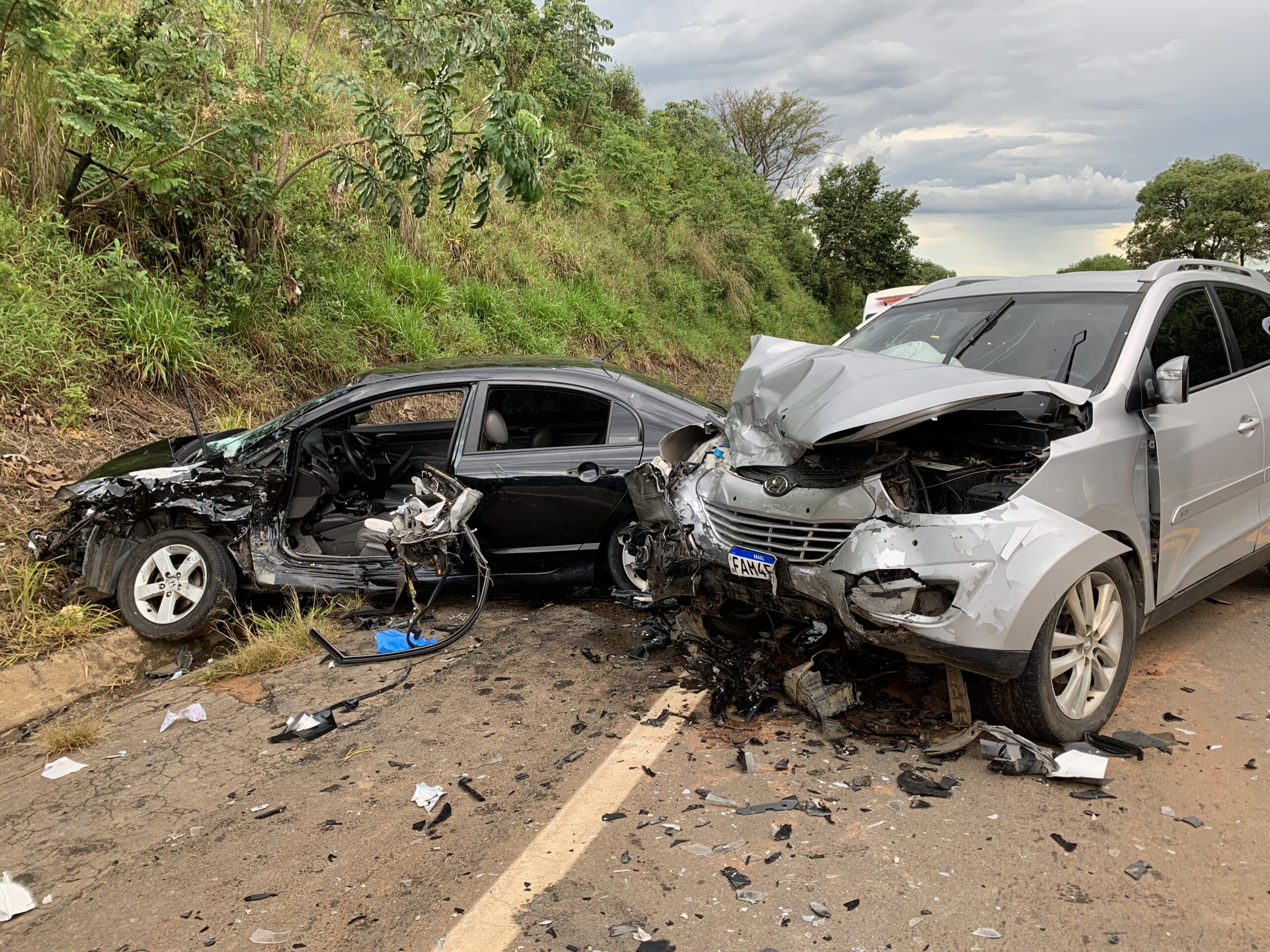 Dois veículos batem de frente entre Três Pontas e Santana da Vargem