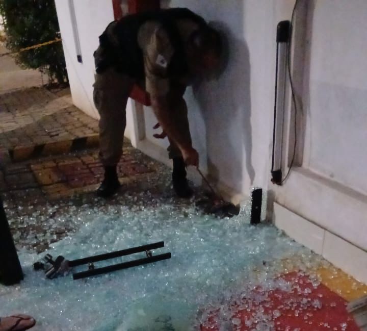 Furto rápido: ladrão invade loja de materiais de construção, leva celulares e dinheiro e foge