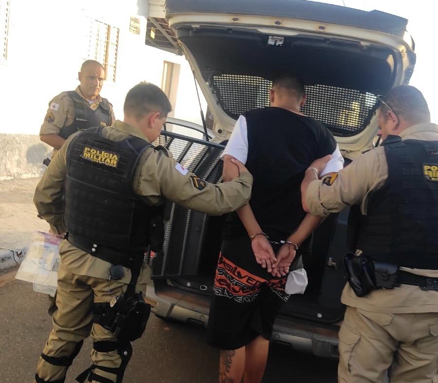 PM prende jovem que vendia drogas em ponto de ônibus no bairro Aristides Vieira