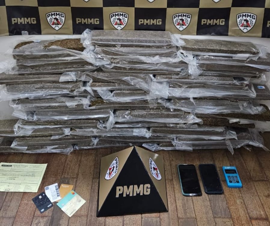 PM apreende 37 tabletes de maconha, após perseguição em Campos Gerais