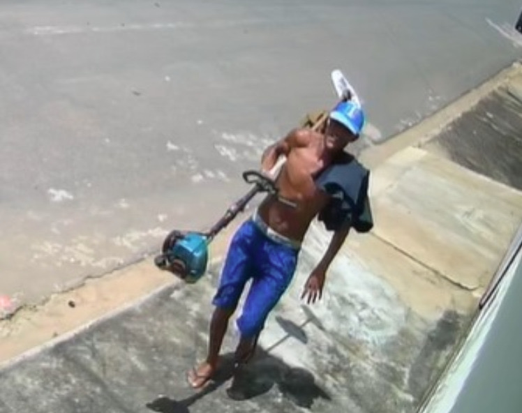 Rapaz furta roçadeira dentro de carro, em plena luz do dia no Jardim das Palmeiras