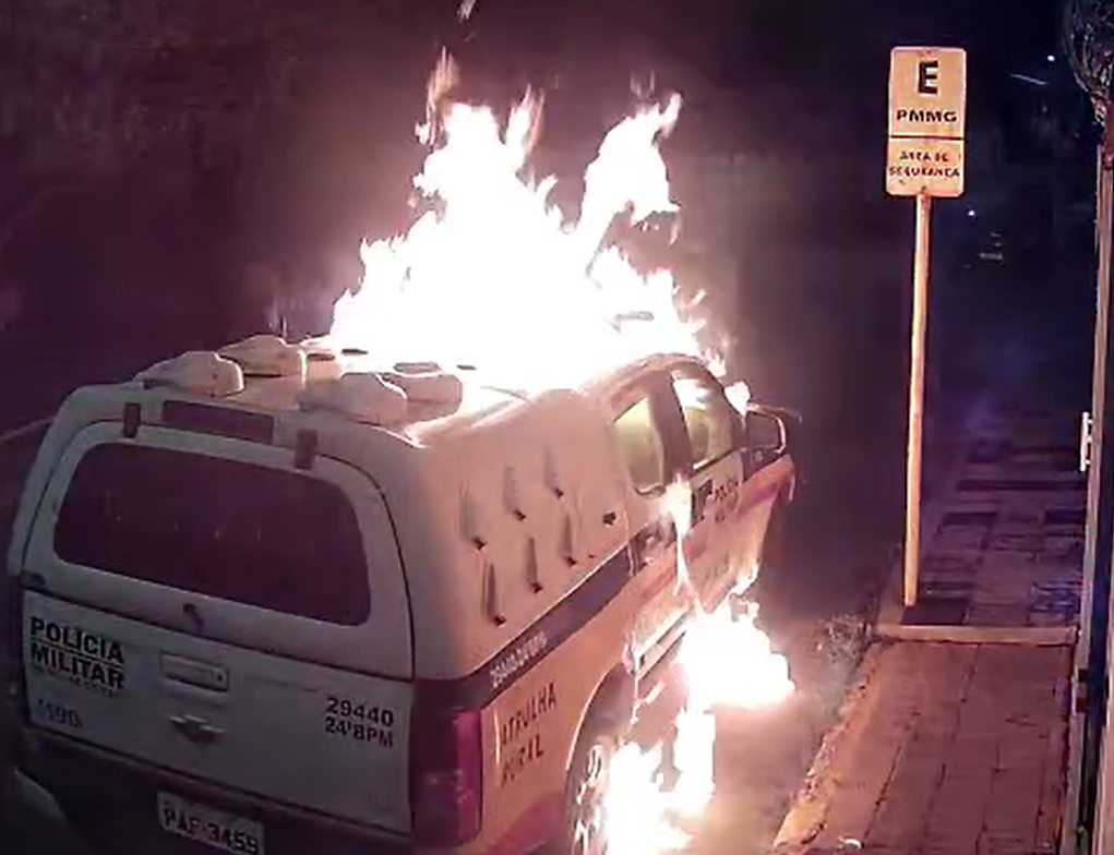 Assista ao vídeo – Adolescente incendia viatura e acaba morto em confronto com a PM