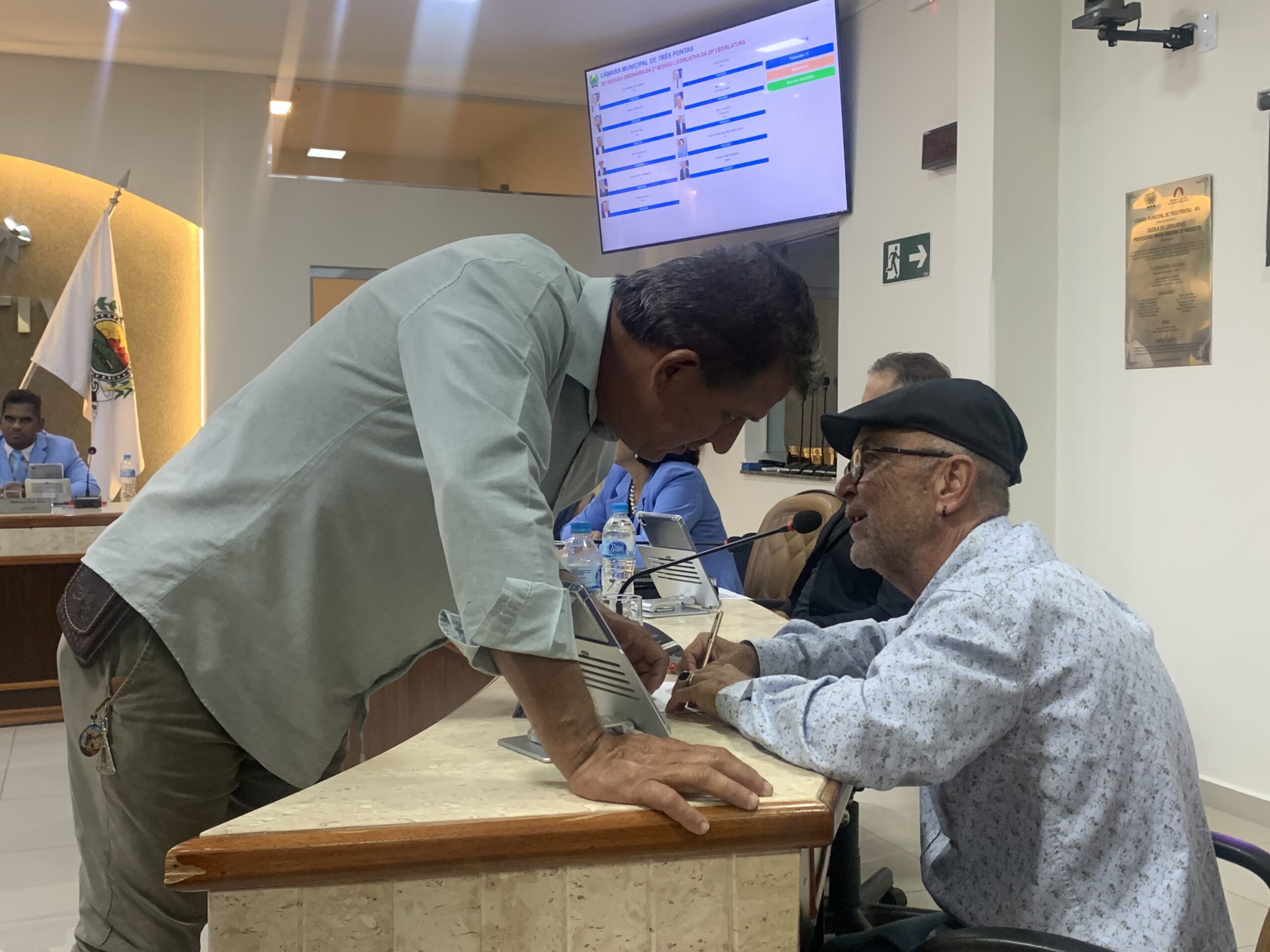 Sem projetos na pauta, vereadores debatem entrevista do prefeito Luisinho na Equipe Positiva