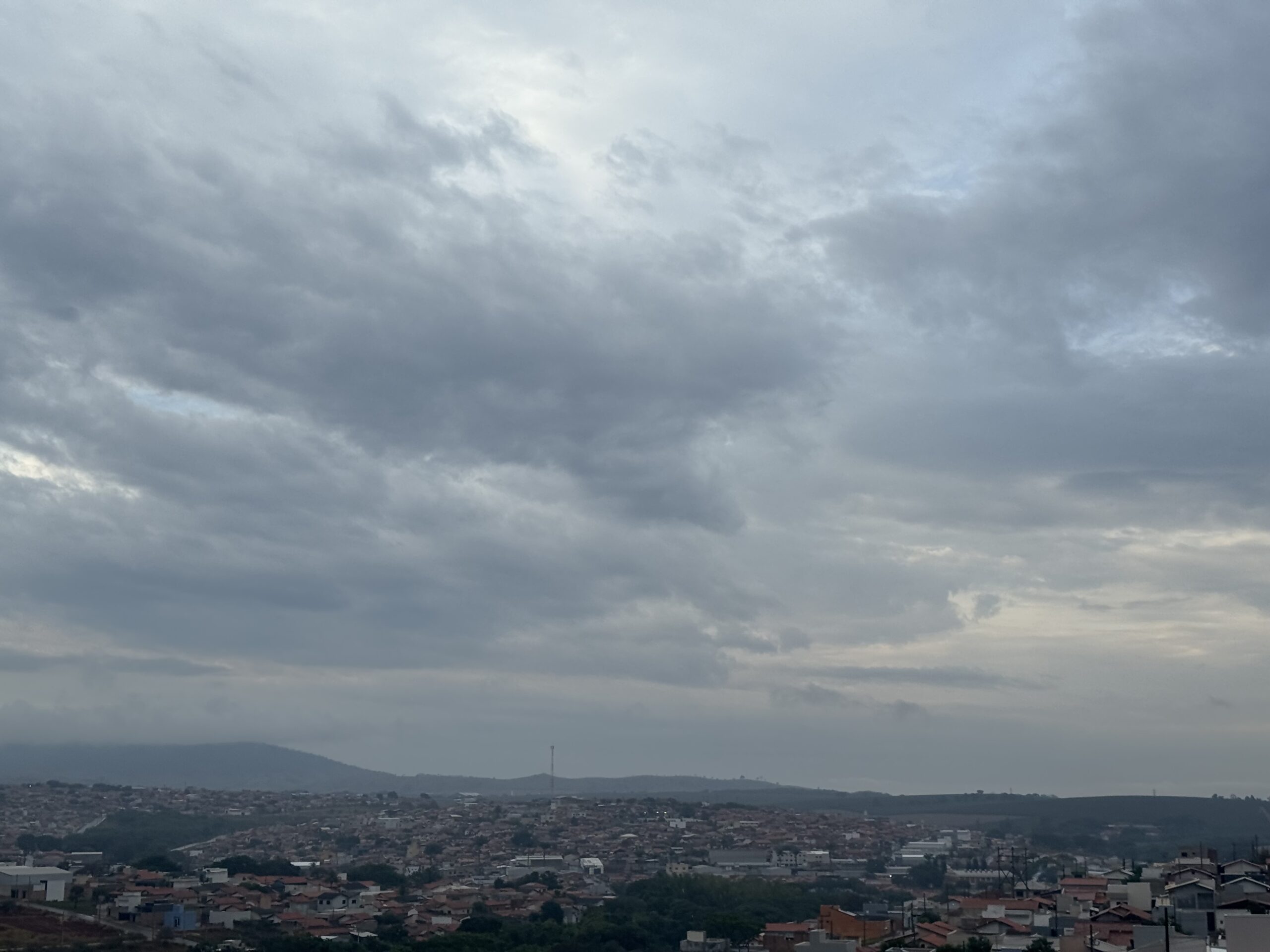 Dia nublado e com chance de chuva em Três Pontas
