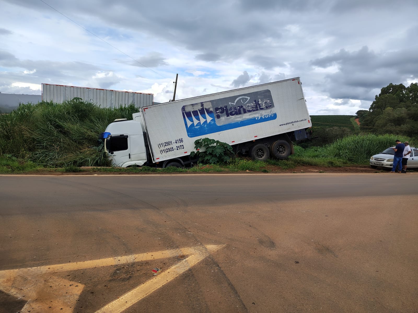 Caminhão carregado de peixe sai da pista no “trevo Padre Victor”