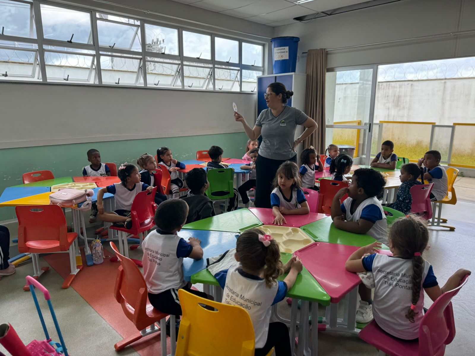 Ano letivo começa de forma escalonada na rede municipal; no Estado início é 4ª feira