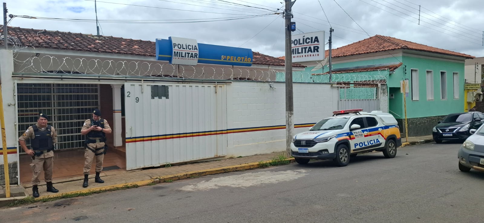 Adolescente aponta arma para a PM após incendiar viatura e morre baleado em Elói Mendes