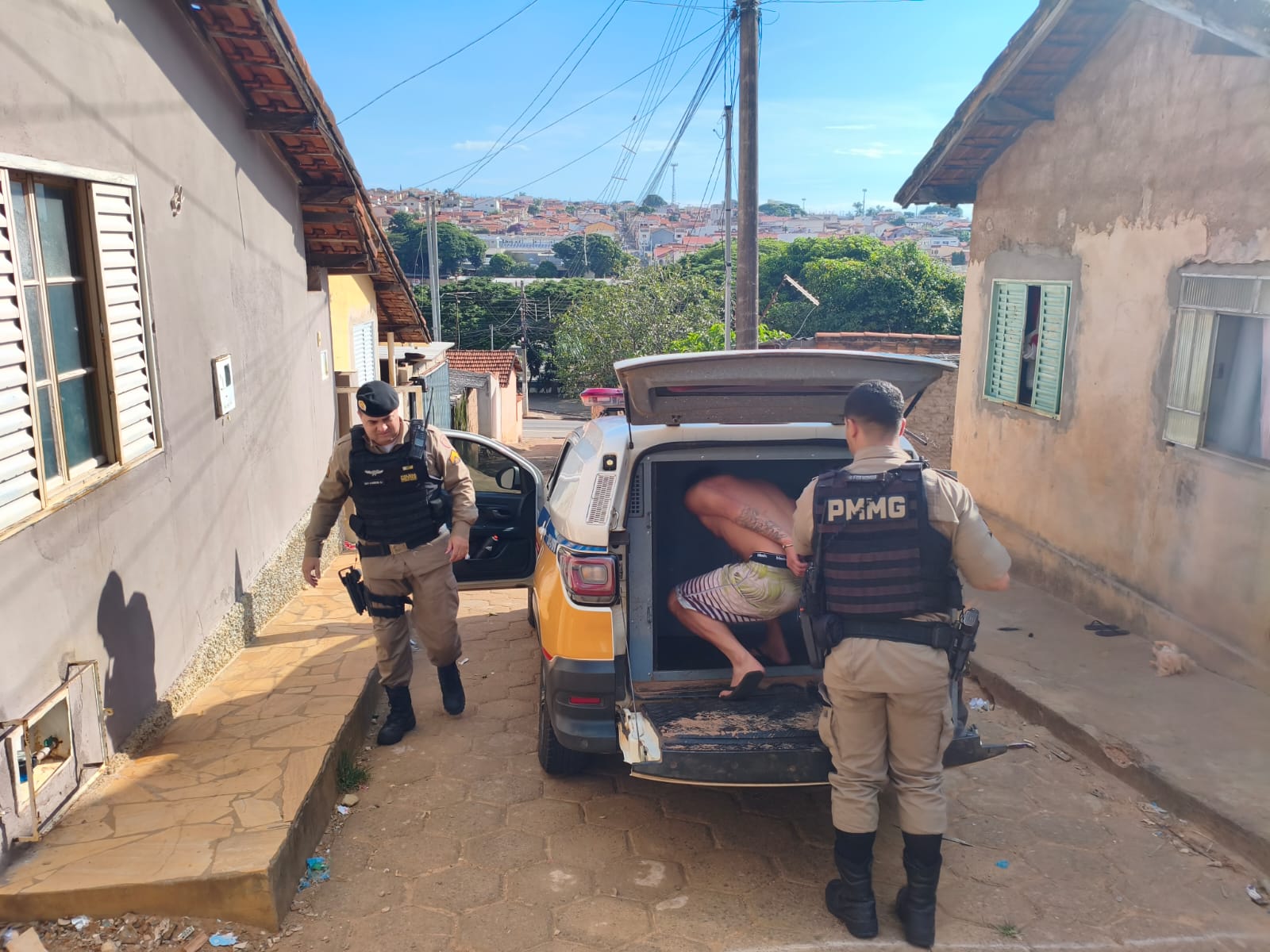 PM vai procurar foragido e prende ele com droga