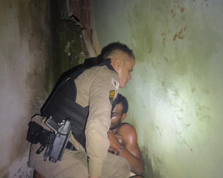Foragido reage contra policiais, mas acaba preso no bairro Padre Vitor