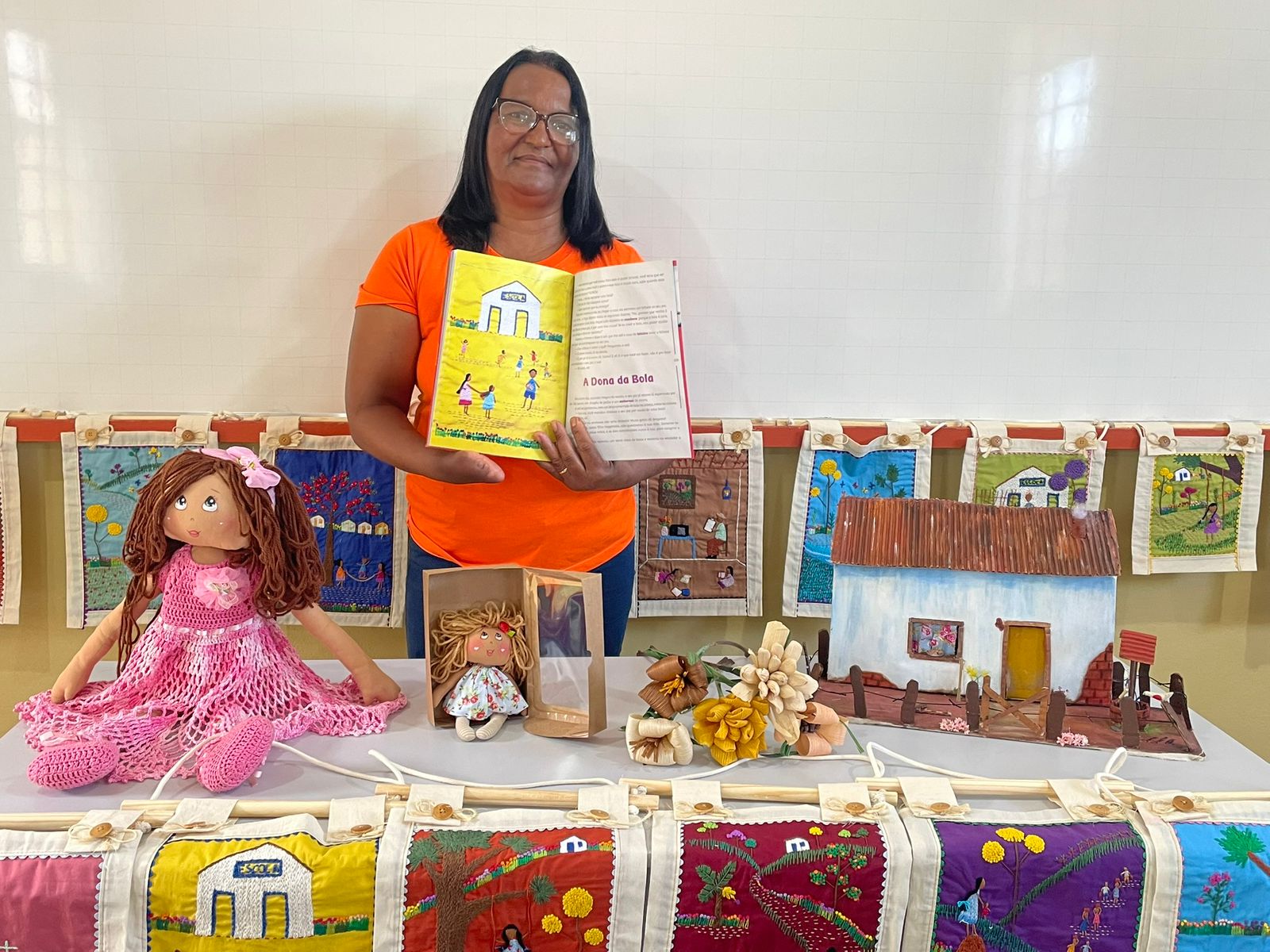 Auxiliar de serviços gerais da Escola Ferracioli lança livro e emociona ao falar da importância dos estudos