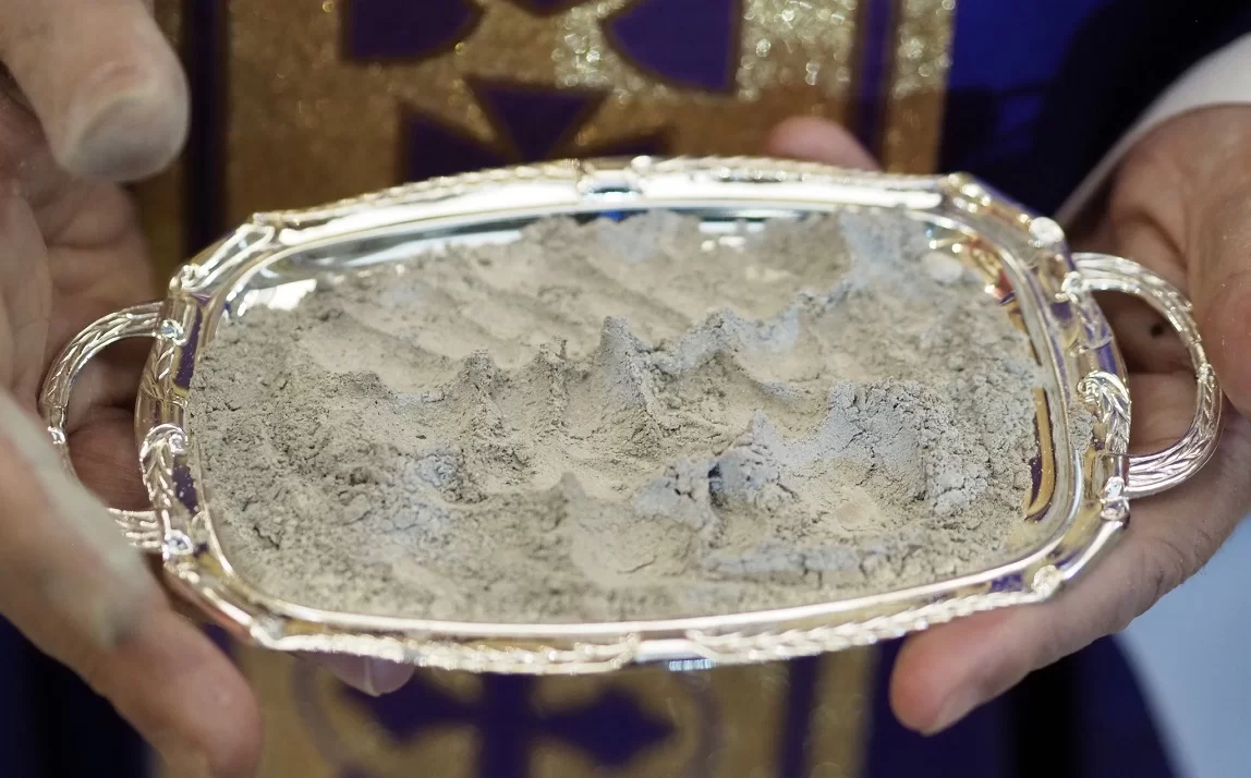 Fiéis se preparam para o tempo quaresmal, iniciando com a Quarta-feira de Cinzas