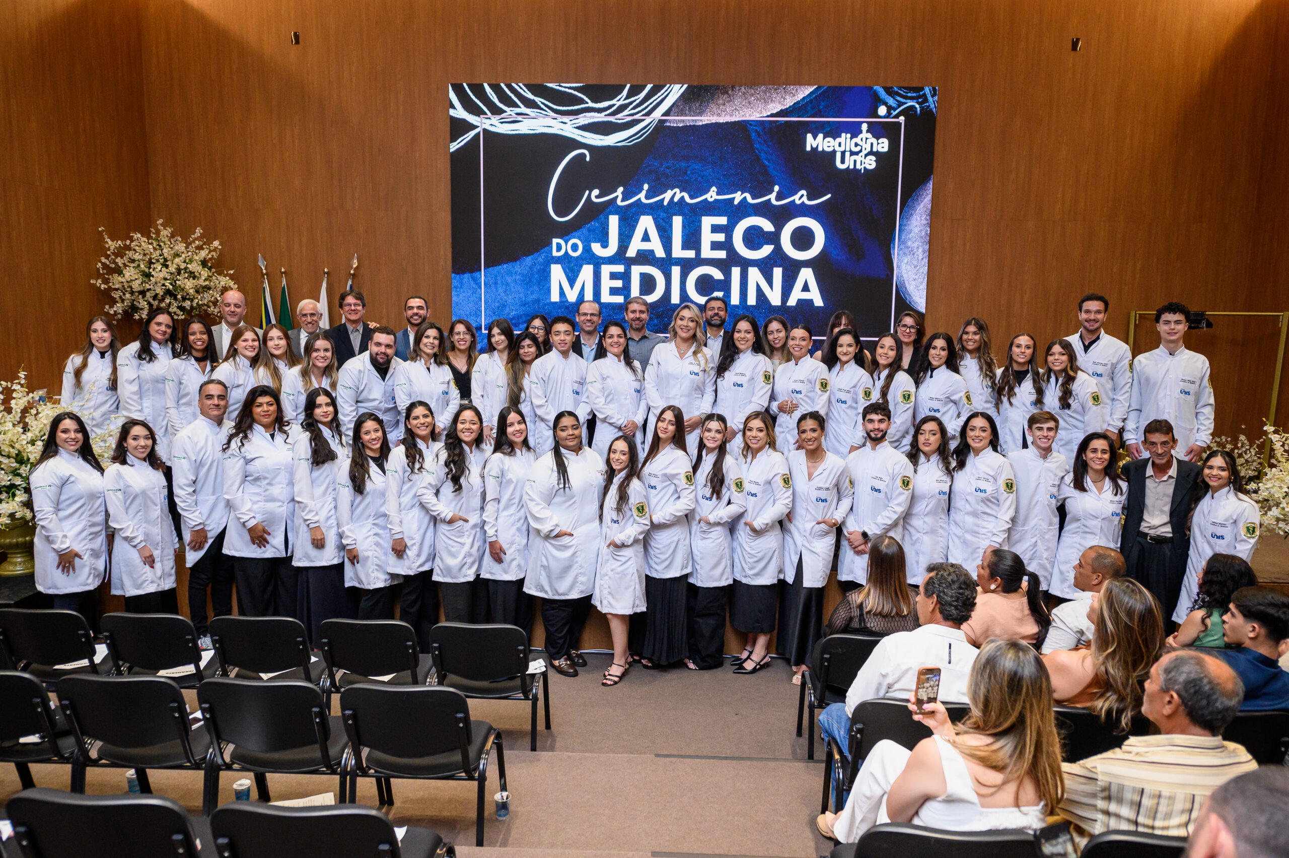 Cerimônia do Jaleco marca início da jornada da 2ª turma de Medicina do UNIS em noite de emoção e significado